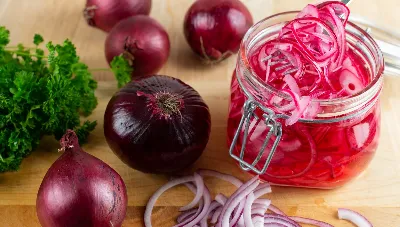 И на закуску, и под шашлычок: как сделать маринованный лук в банке на зиму за 10 минут