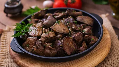 Печень по-французски будет такой же сочной, как стейк: в молоке можно не замачивать