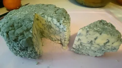 Плесень: с каких продуктов можно ее срезать и употреблять, а что отправлять в помойку?
