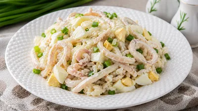 Нежный салат с морепродуктами: кальмары с рисом и яйцами. Идеален для семейного ужина или праздника