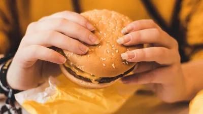 «Вкусно — и точка» начнет брать на работу школьников с 15 лет