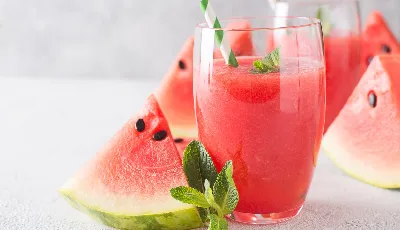 Дети будут пить без остановки: как сделать вкуснейший арбузно-лимонный фреш за 5 минут