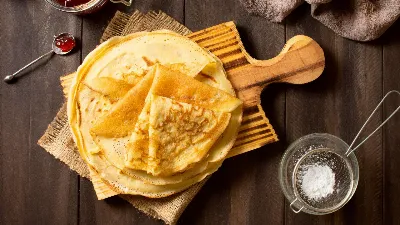 Блины после Масленицы точно не пропадут: приготовьте из них необычный салат