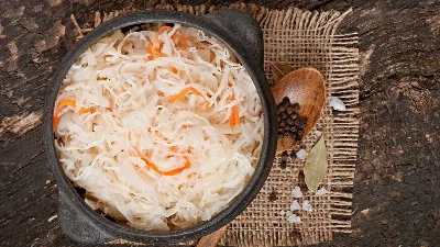 Пересоленную квашеную капусту спасет этот продукт: речь не о сахаре
