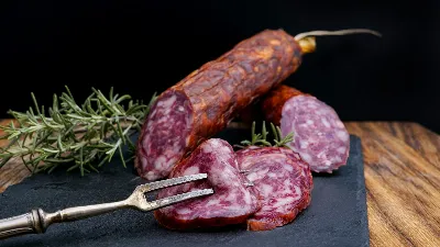 Этот салат выручит, если времени в обрез: нужна колбаса и еще пара продуктов