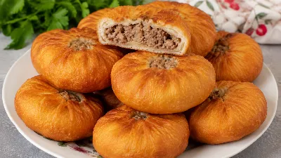 Ароматные домашние беляши: когда один — мало, а три — в самый раз. Рецепт сытных беляшей для всей семьи