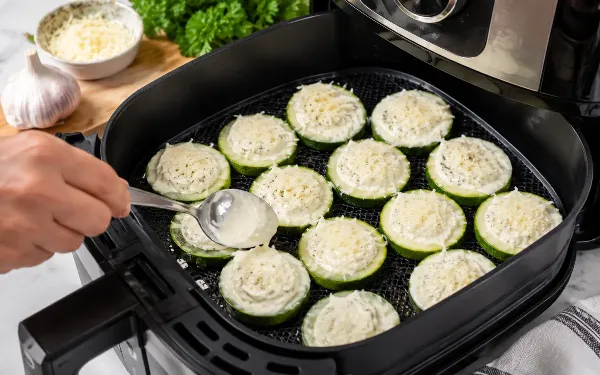 Чистая плита и вкусный ужин за 15 минут: запекаем кабачки под сырной шубкой в аэрогриле