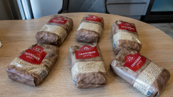 Перловку теперь скупаю пачками: готовлю вкусноту на ужин — сытно, дёшево, а едят как мясо