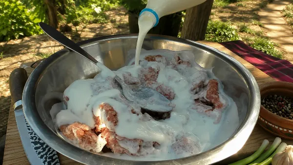 Беру бутылку кефира и лью в фарш: вместо котлет сочные мясные оладьи — тают во рту и не разваливаются