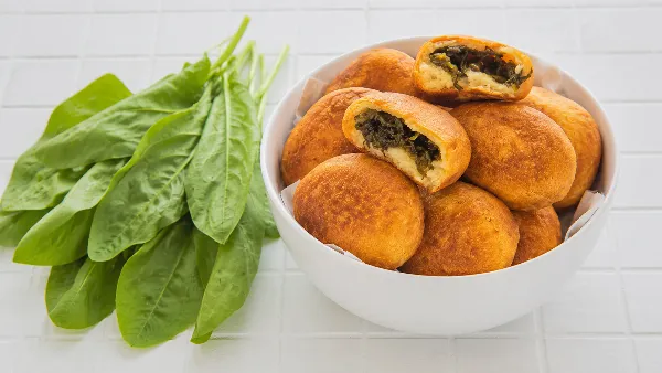 Вкуснейшие пирожки со щавелем, как из детства: яркий летний десерт готовим без дрожжей — быстро и просто