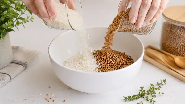Смешиваю рис с гречкой — обалденная вкуснятина на ужин за 20 минут: рассыпчато, ароматно и очень просто