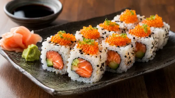 Сочные, стильные, невероятно вкусные: урамаки с сёмгой и икрой мойвы радуют глаз и покоряют вкусовые рецепторы — идеальный выбор для спонтанного праздника