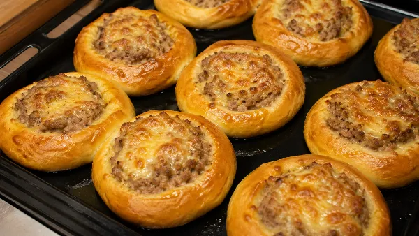 Знакомые ватрушки с новым вкусом: заменили творог на мясо и влюбились. Результат превзошел все ожидания - ваш новый семейный рецепт