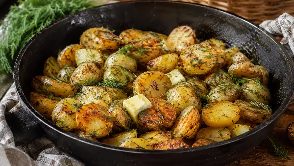 Молодая картошка с укропом на сковороде: простая и по‑домашнему вкусная — идеальный гарнир для всей семьи