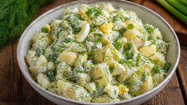 Бюджетный салат на каждый день: картофельный с укропом и яйцом. Готовится за 10 минут — идеален для пикника на даче 