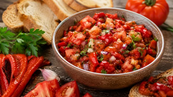 Откройте для себя новый уровень вкуса: сальса с печёным перцем удивляет приятной сладостью, дымным оттенком и идеальной свежестью томатов