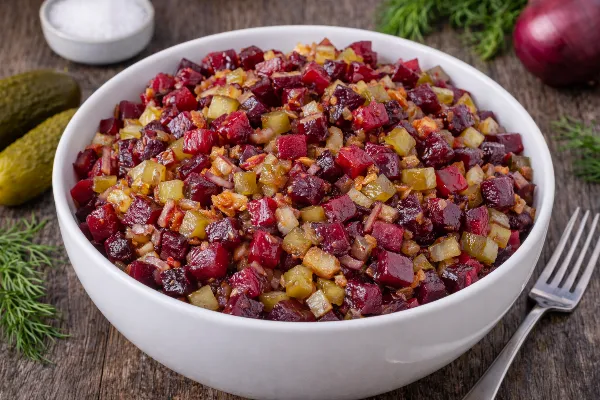 Делаю салат из свеклы по-новому — вкуснее не бывает: всего 3 продукта, а «Винегрет» и рядом не стоял