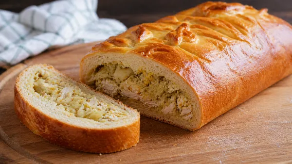 Домашняя кулебяка с капустой и курицей —  рецепт ароматного чуда для всей семьи. Пышное тесто, сочная начинка: незабываемый обед