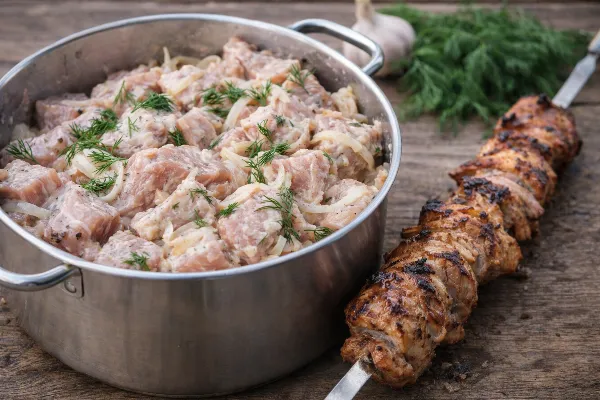 Шашлык, который помнят с детства: готовим по-советски просто — мясо мягкое, лук хрустящий, аромат на весь двор