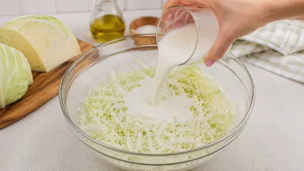 Заливаю капусту кефиром — пеку вкусноту к чаю: нежные, пышные и очень сытные блины — такого вы ещё не пробовали