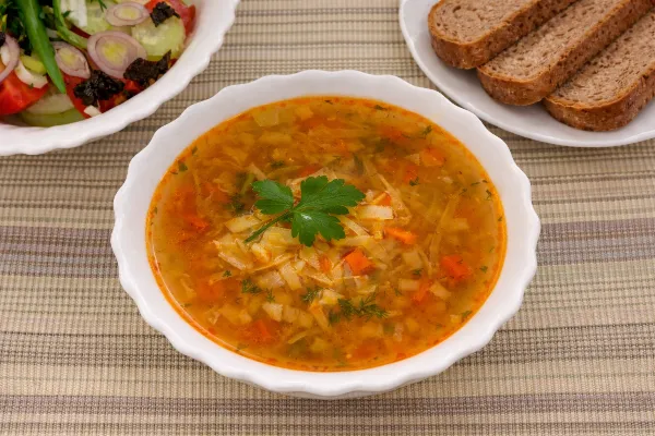 Борщ по-весеннему без свеклы и мяса: ароматный, легкий, но сытный — в 100 раз вкуснее обычного и готовится проще