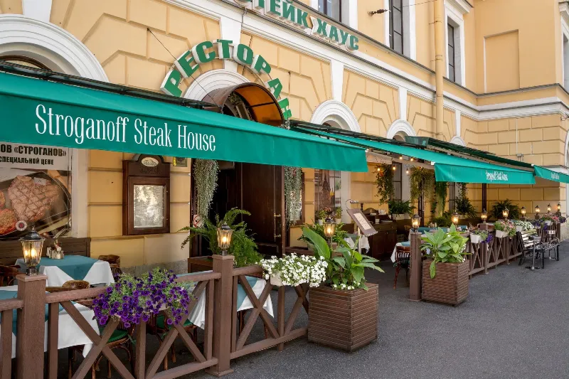 Летняя веранда в ресторане Stroganoff Steak House 