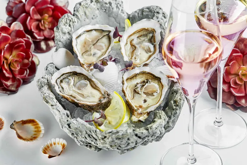 8 марта в Humans Seafood Bar с устрицами и розе.