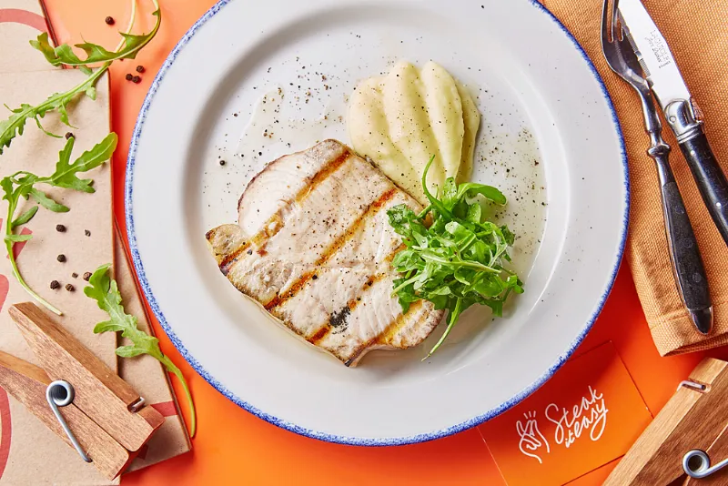 Стейки из рыбы и овощец в  Steak it Easy