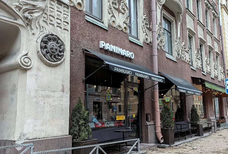 Ресторанный критик ест артишоки и каперсы в Paninaro