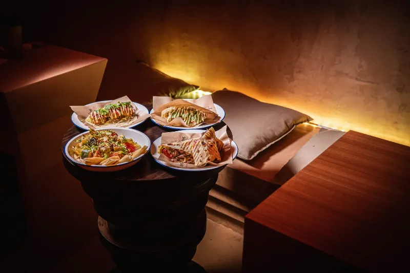 Блогер Wylsacom открыл Shwarm & Sesame в Москве