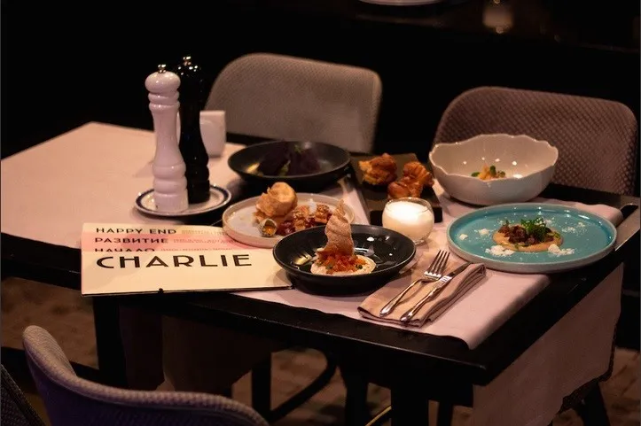 В петербургском гастрономическом кафе Charlie появился экскурсионный сет