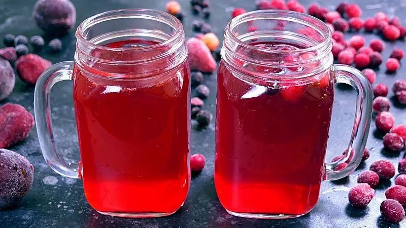 В преддверии праздников: как приготовить вкусный и полезный морс из клюквы, малины и брусники