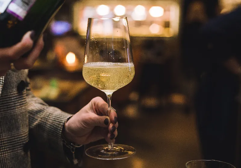 Игристое в подарок в SimpleWine&Bar
