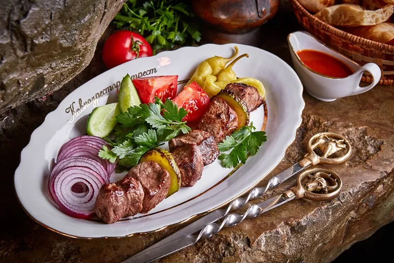 Мир, май, шашлыки в ресторане «Кавказская пленница»
