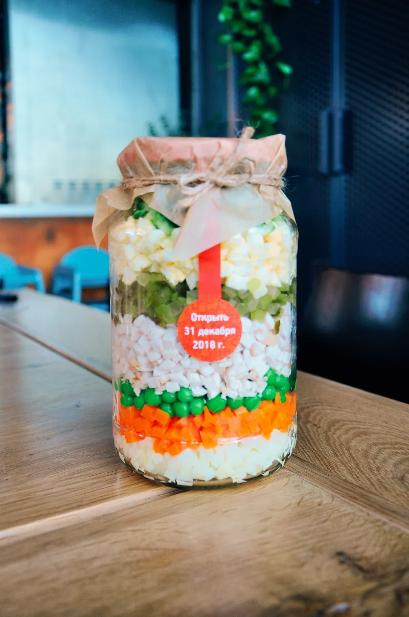 Трехлитровая банка оливье и другие блюда к новогоднему столу в Mozzarella Bar и Grill station