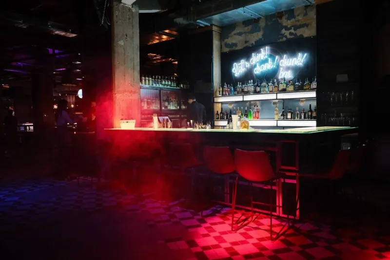 Let’s drunk bar