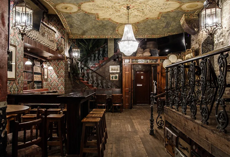The Black Swan pub & shop\t