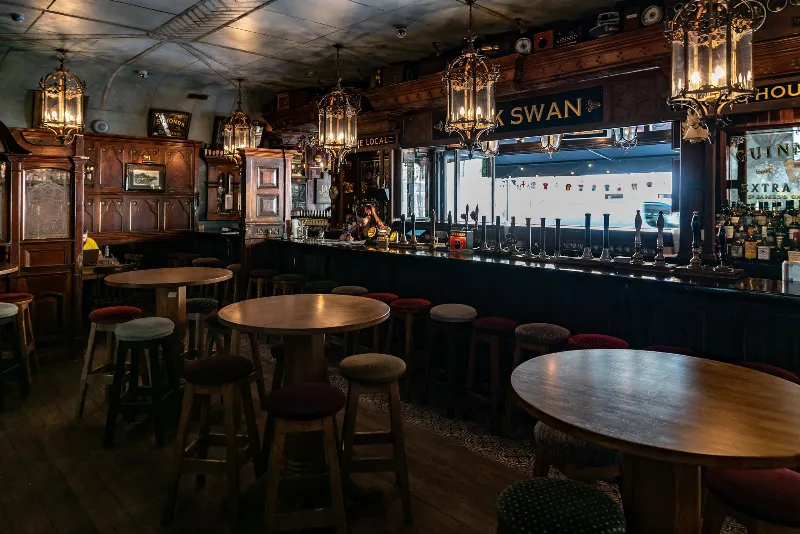 The Black Swan pub & shop\t