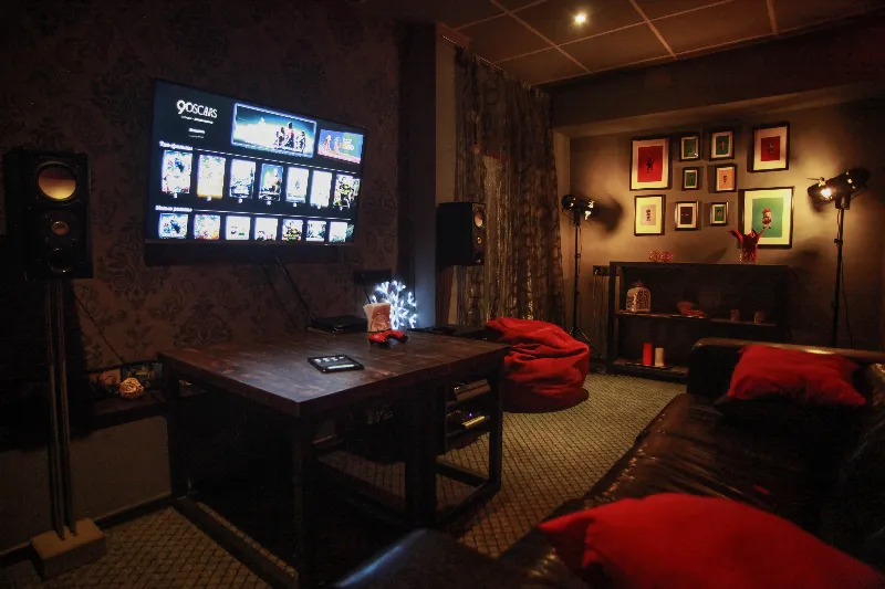 BLACK ROOM