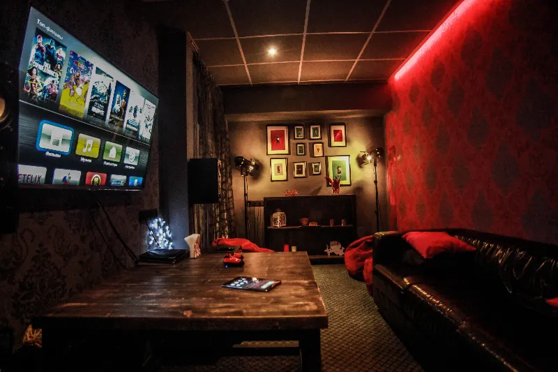 BLACK ROOM