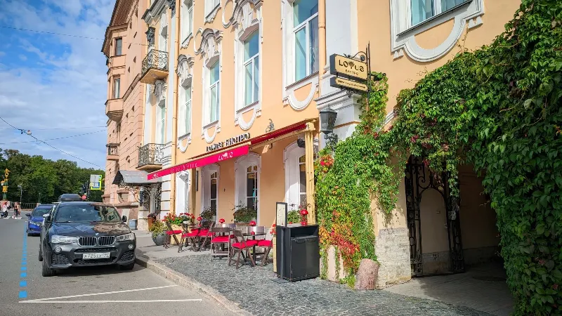Ресторанный критик оценивает богатство Lotus Bistro